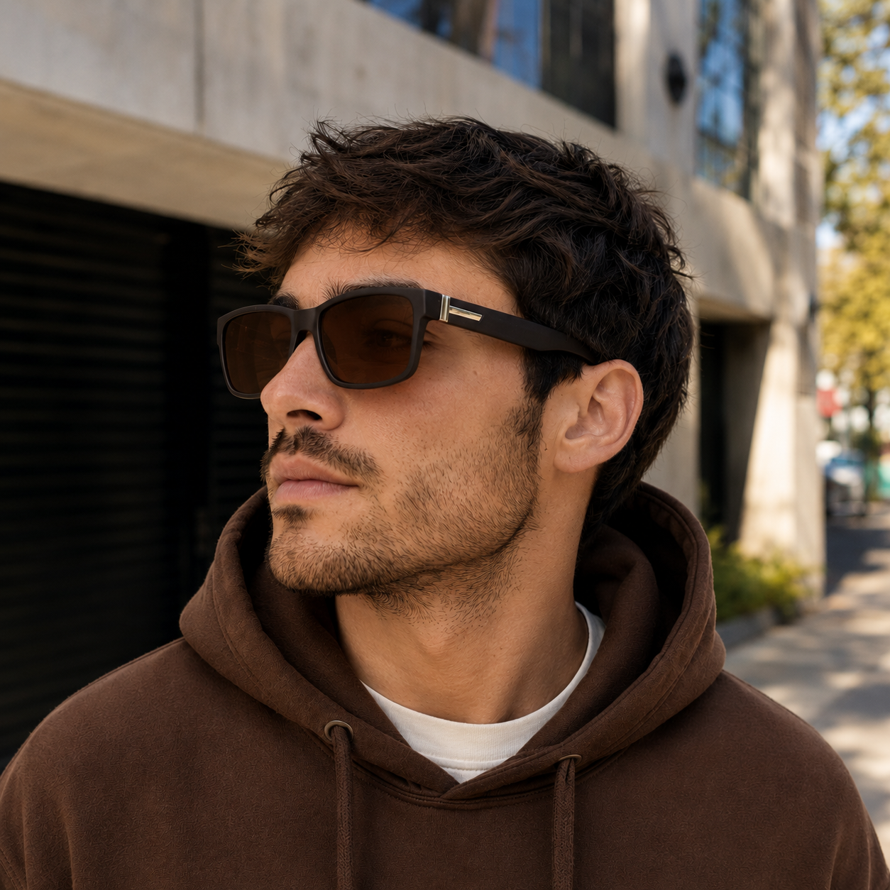Modelo usando lentes de sol rectangular café Peppermint