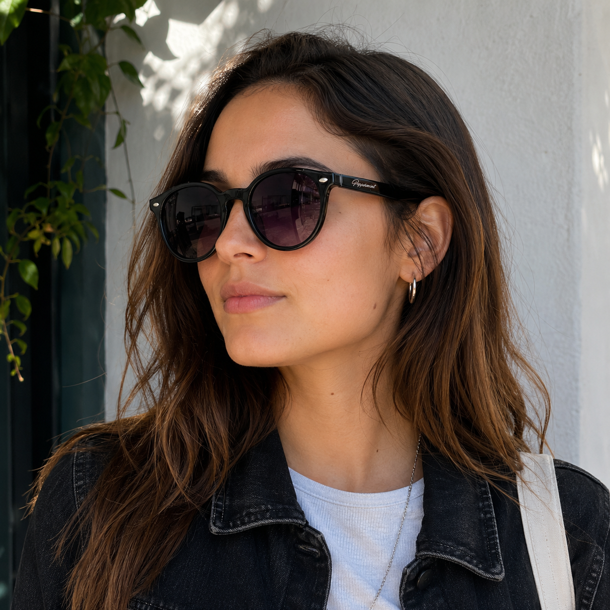Modelo usando lentes de sol redondos negros Peppermint