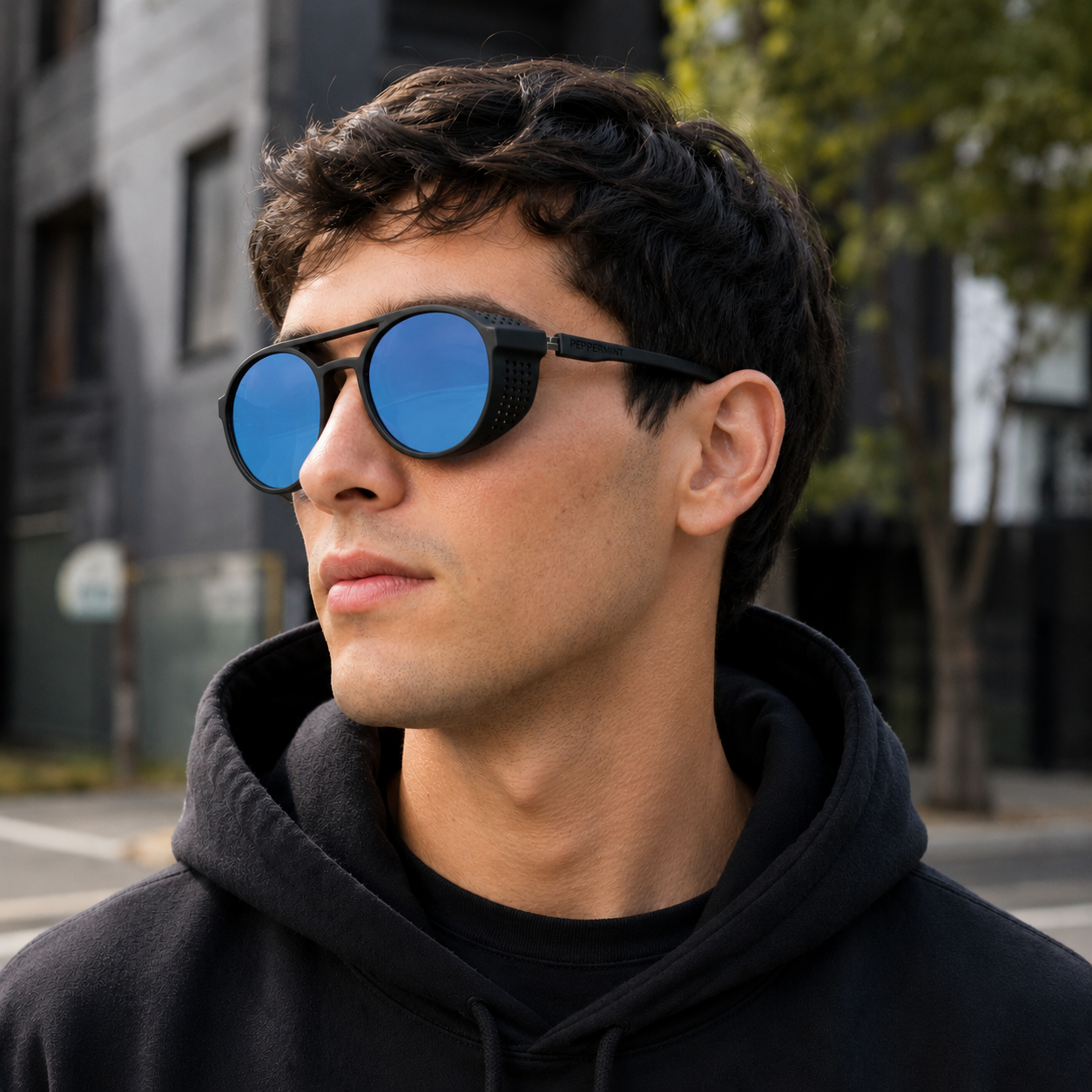Modelo usando lentes de sol rejilla espejo azul Peppermint