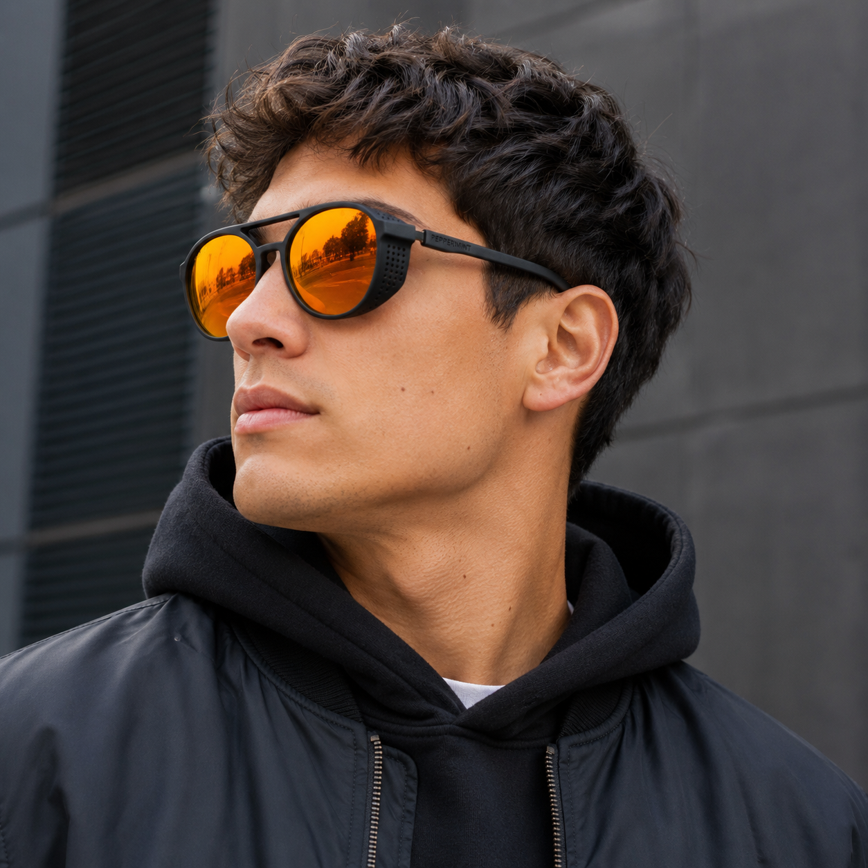 Modelo usando lentes de sol espejo amarillo Peppermint