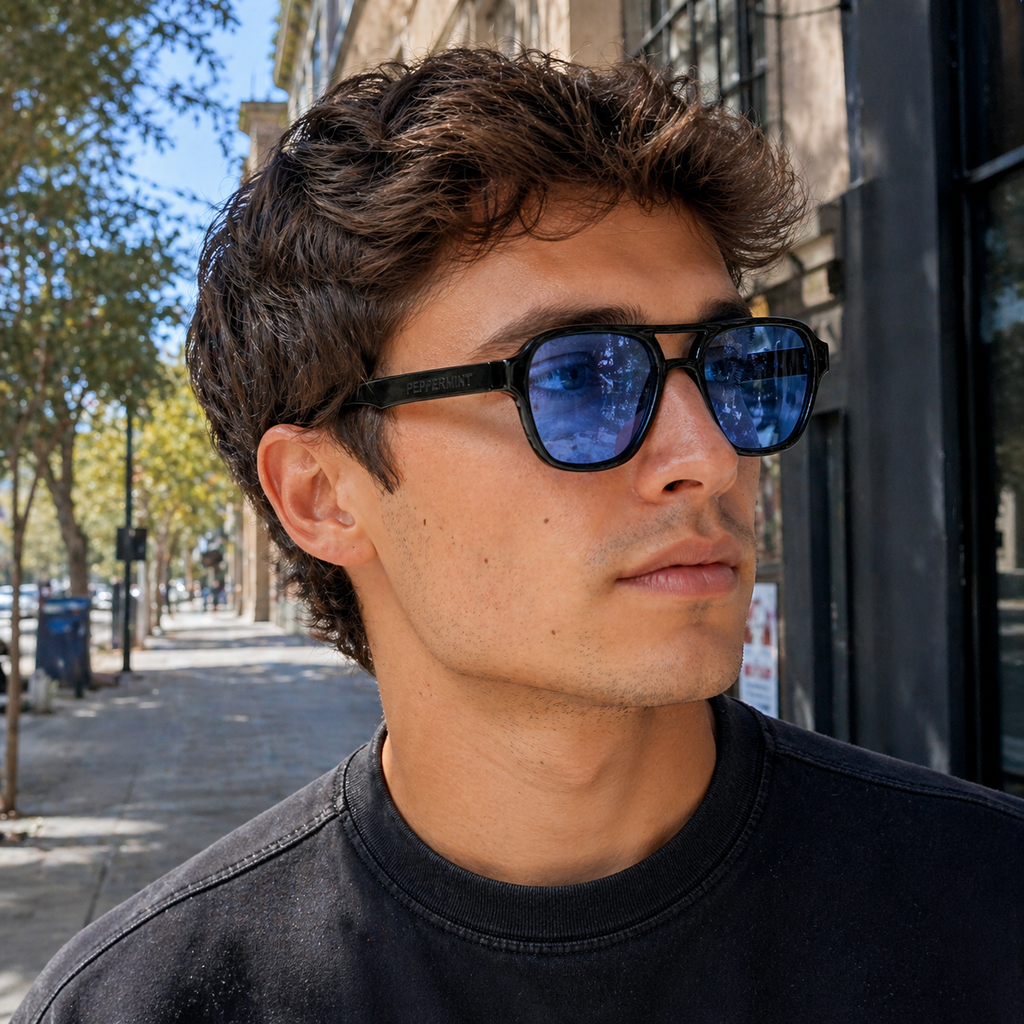 Modelo usando lentes de sol doble puente cristal azul Peppermint