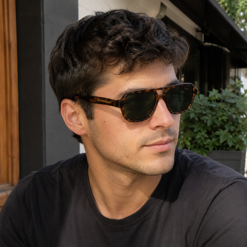 Modelo usando lentes de sol doble puente carey cristal verde Peppermint