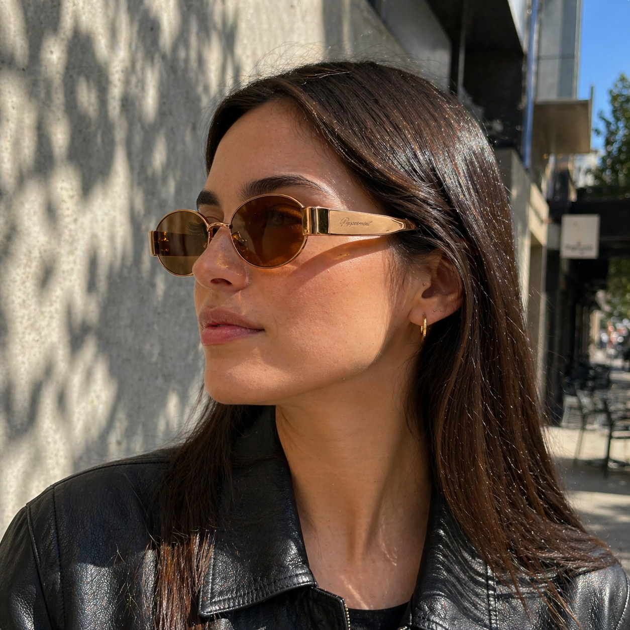 Modelo usando lentes de sol cuadrados dorados Peppermint