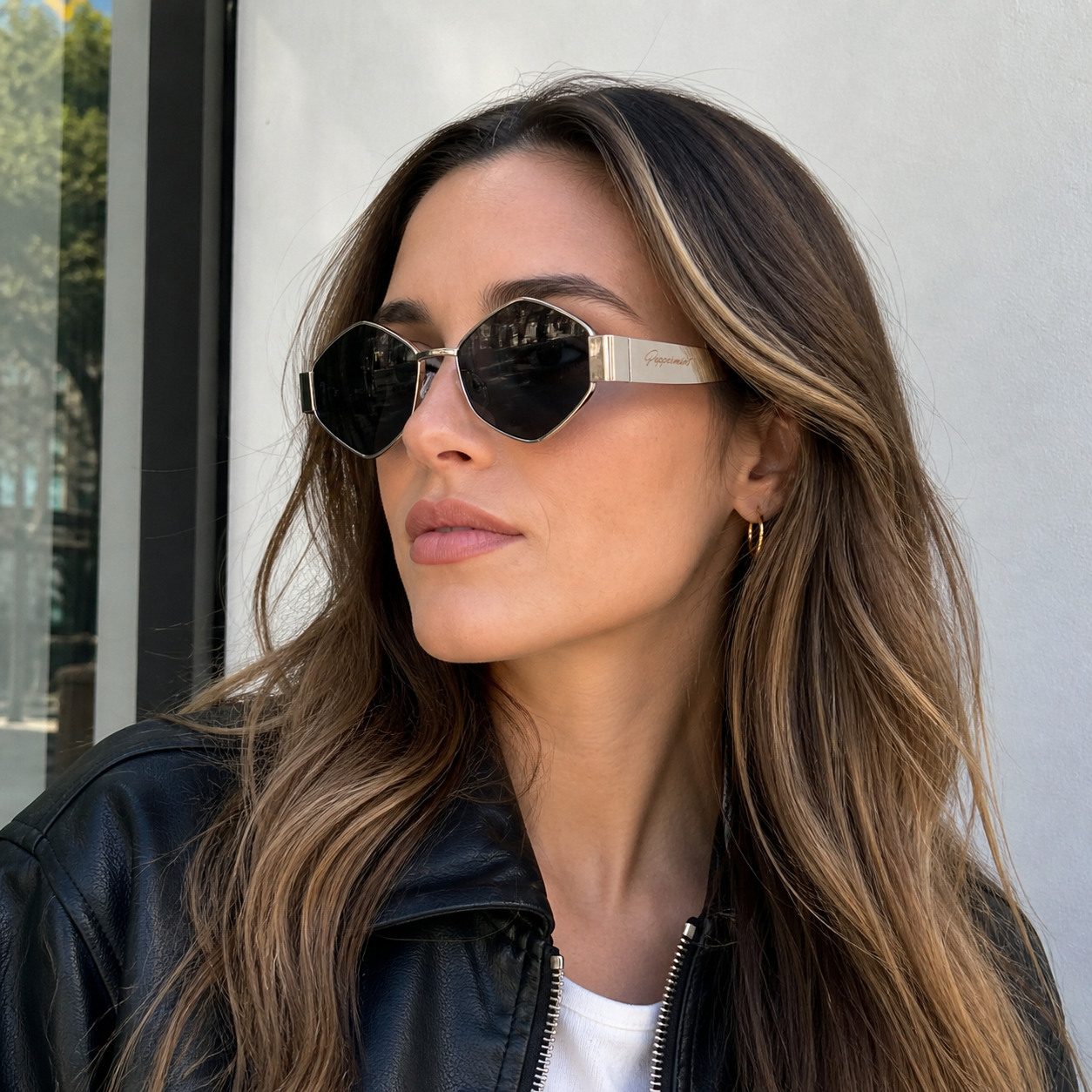 Modelo usando lentes de sol hexagonales plateados Peppermint